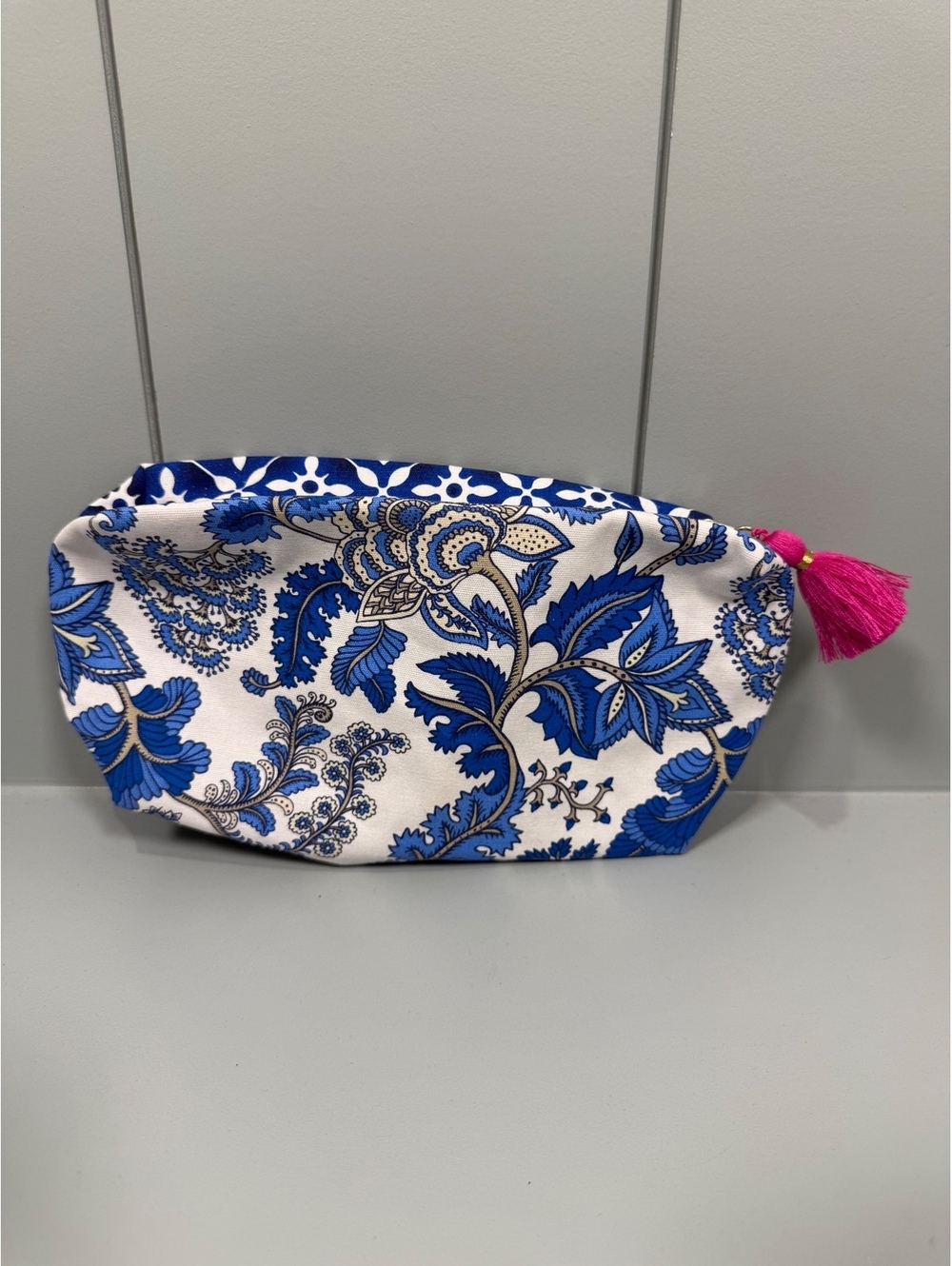 Estee Lauder Blue and White Floral Pattern Cosmetic Bag with Pink Tassel NWOT